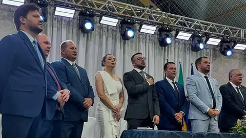 Vereadores Eleitos para Legislatura de 2024 São Empossados em Cerimônia no Ginásio Hermano Pereira